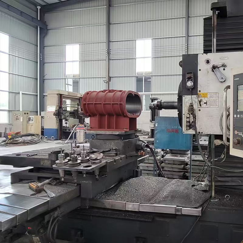 现代化生产车间,大型工业设备整齐排列,工人正在操作精密机械,明亮的工厂环境